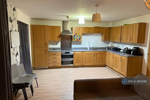 2 bedroom flat to rent, Wave Court, Romford, RM7