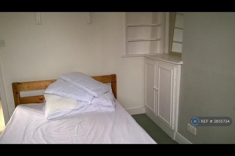 3 bedroom semi-detached house to rent, Villiers Road, Kingston Upon Thames, KT1