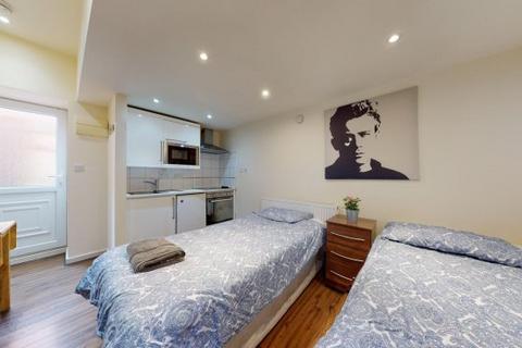 Studio to rent, Ash Grove