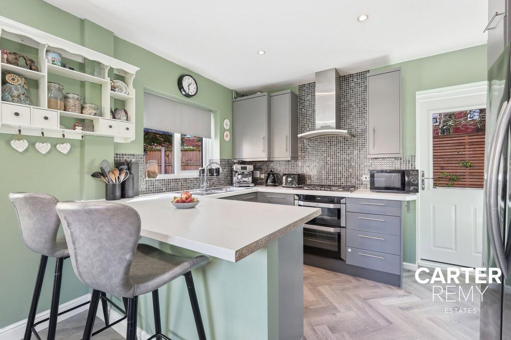 Hill Top Rise, Langdon Hills, SS16 5 bed detached house for sale