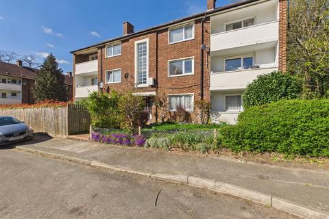 2 bedroom flat for sale, Summers Close, Weybridge