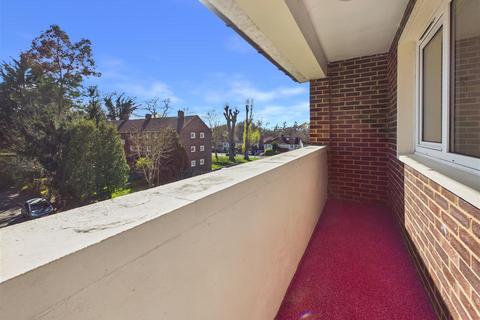 2 bedroom flat for sale, Summers Close, Weybridge