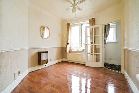 3 bedroom semi-detached house for sale, Brooklands Road, Walton, WAKEFIELD