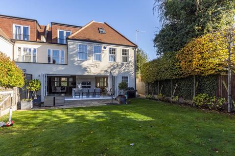 6 bedroom semi-detached house to rent, Coppetts Road London N10