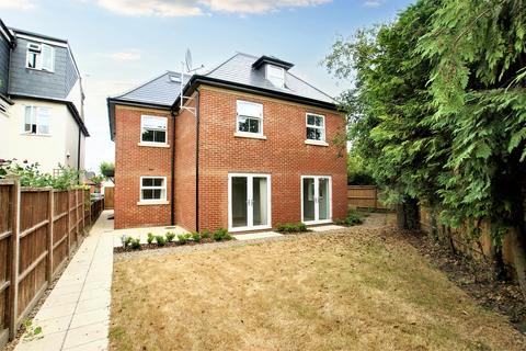 2 bedroom apartment to rent, Albany Road, Hersham KT12