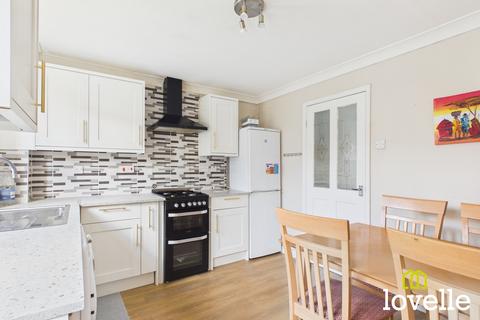 2 bedroom semi-detached house to rent, Charlstown Way, Hull HU9
