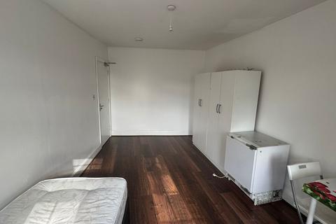 1 bedroom in a house share to rent, Hewett Road , Dagenham , RM8
