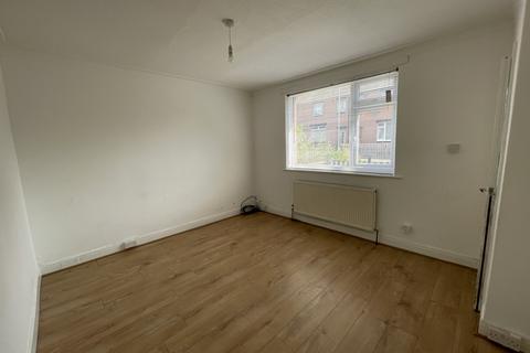 3 bedroom end of terrace house to rent, East End Park, Leeds, West Yorkshire, LS9