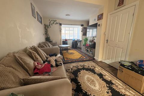 3 bedroom semi-detached house to rent, Bedfont Lane,  Feltham,  TW14