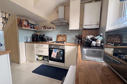3 bedroom semi-detached house to rent, Bedfont Lane,  Feltham,  TW14
