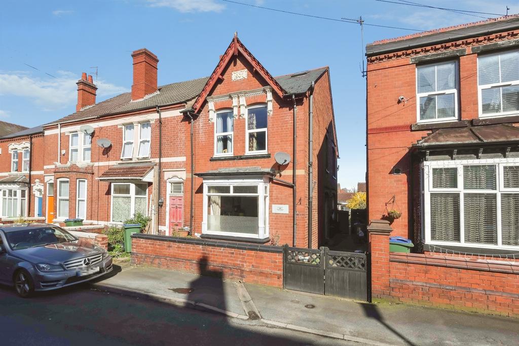 4 bedroom end of terrace house for sale