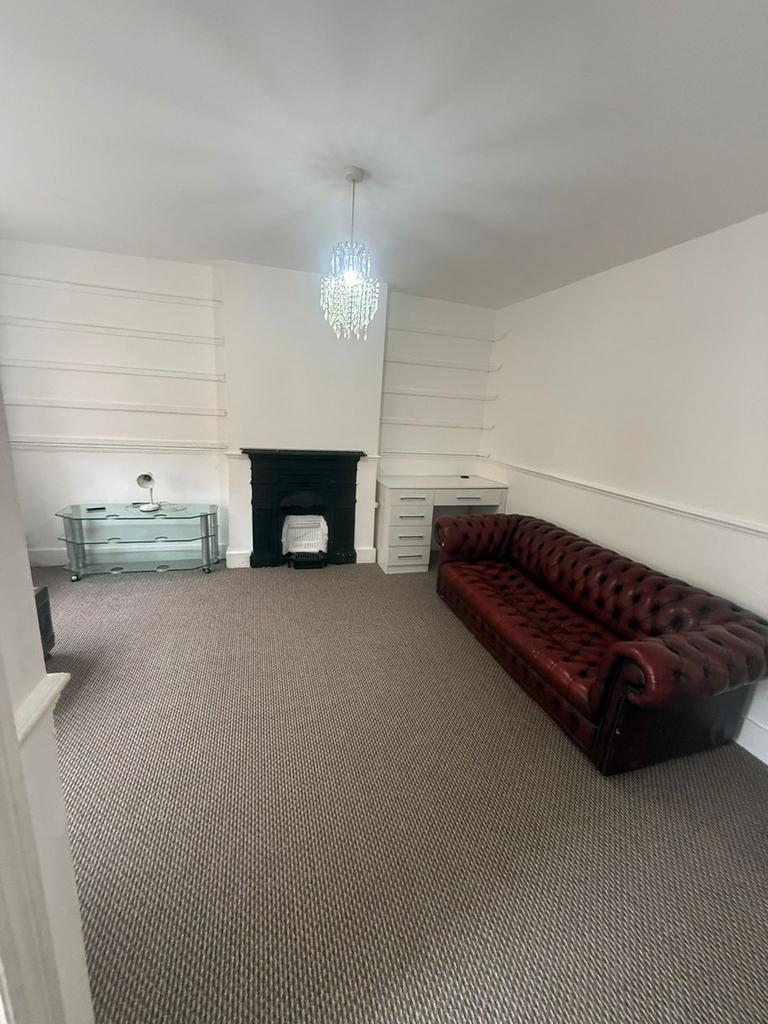 3 bedroom semi-detached house to rent