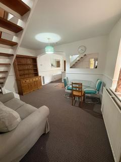 3 bedroom semi-detached house to rent, Thornbury Road, Isleworth TW7
