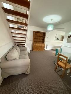 3 bedroom semi-detached house to rent, Thornbury Road, Isleworth TW7