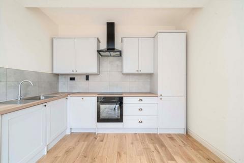 1 bedroom flat for sale, Avenue Gardens, London W3