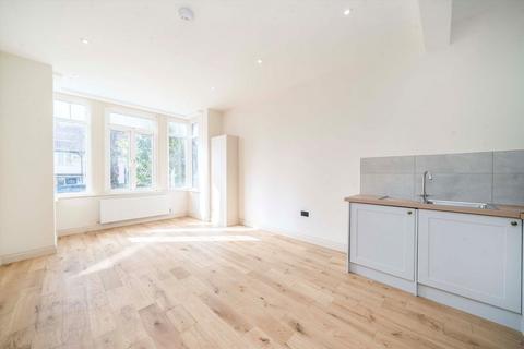1 bedroom flat for sale, Avenue Gardens, London W3