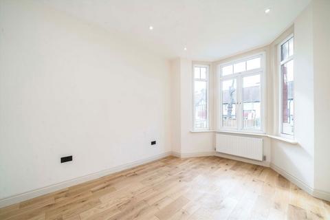 1 bedroom flat for sale, Avenue Gardens, London W3