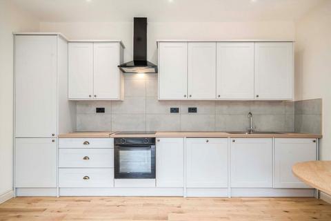2 bedroom flat for sale, Avenue Gardens, London W3