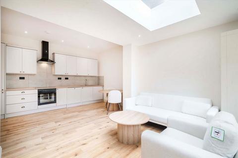 2 bedroom flat for sale, Avenue Gardens, London W3