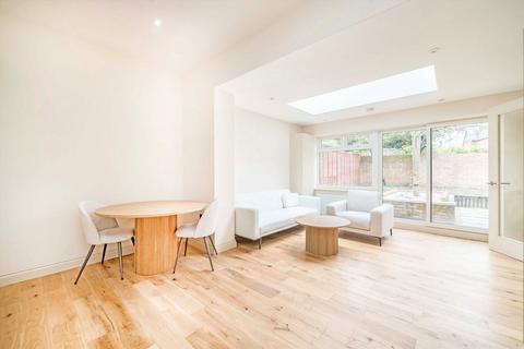 2 bedroom flat for sale, Avenue Gardens, London W3