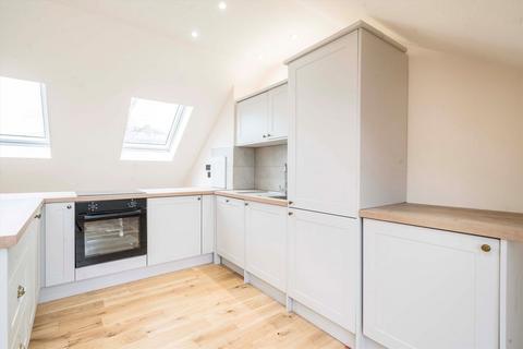 2 bedroom flat for sale, Avenue Gardens, London W3