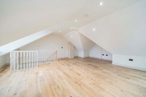 2 bedroom flat for sale, Avenue Gardens, London W3