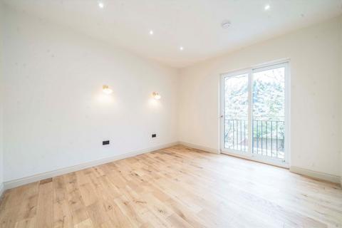 2 bedroom flat for sale, Avenue Gardens, London W3