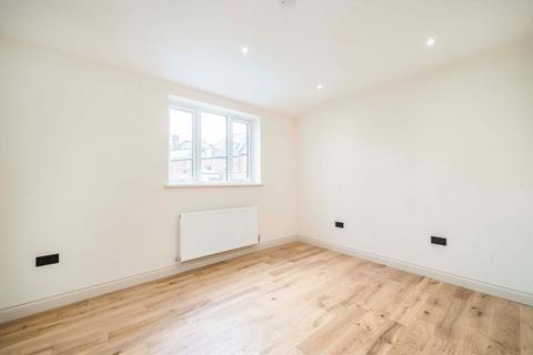 2 bedroom flat for sale, Avenue Gardens, London W3