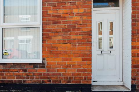 2 bedroom house to rent, Blaydes Street, Hull HU6