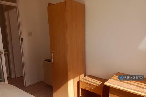 1 bedroom in a flat share to rent, Roehampton, London, SW15