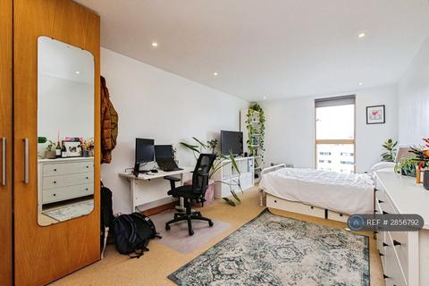 1 bedroom in a flat share to rent, Harley House, London, E14