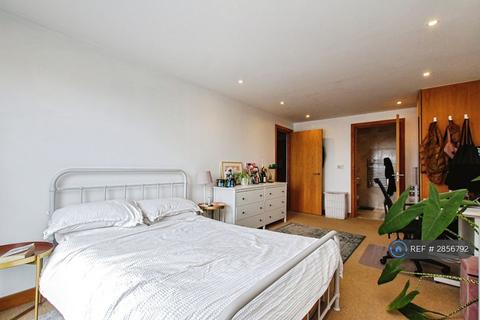 1 bedroom in a flat share to rent, Harley House, London, E14