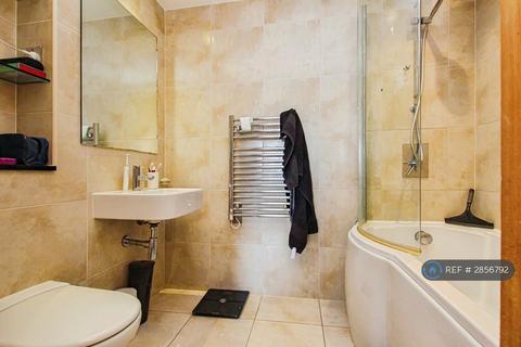 1 bedroom in a flat share to rent, Harley House, London, E14