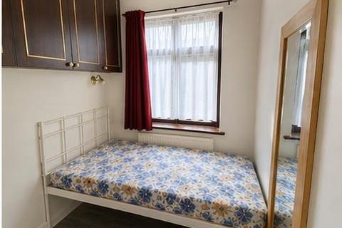 4 bedroom terraced house to rent, Somerset Road, Southall UB1