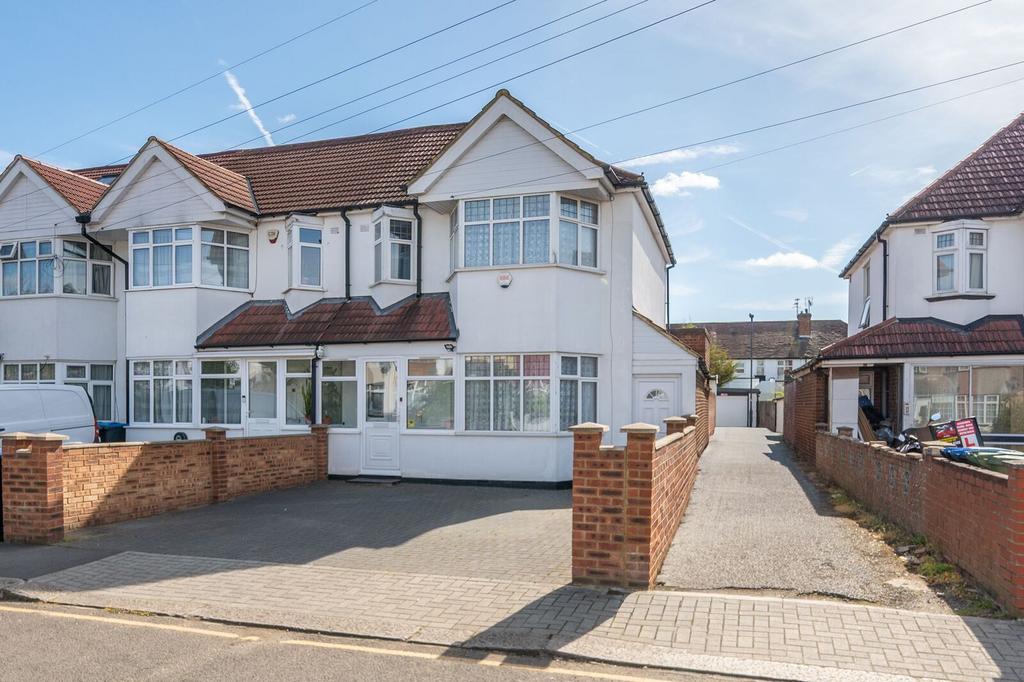 Detached house exterior, driveway
