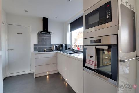 3 bedroom semi-detached house for sale, Mansfield Road, Killamarsh, Sheffield, S21