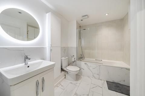 2 bedroom apartment for sale, Truesdales, Ickenham, Uxbridge