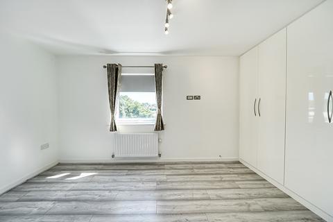 2 bedroom apartment for sale, Truesdales, Ickenham, Uxbridge