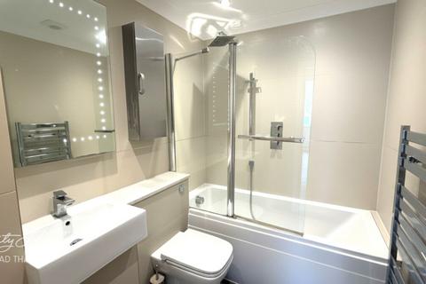 3 bedroom flat to rent, Southwark Park Road, London