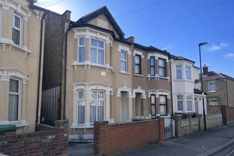 2 bedroom flat to rent, Park Avenue, Barking, IG11