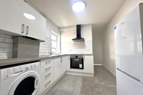 2 bedroom flat to rent, Park Avenue, Barking, IG11