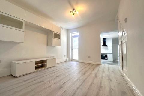 2 bedroom flat to rent, Park Avenue, Barking, IG11