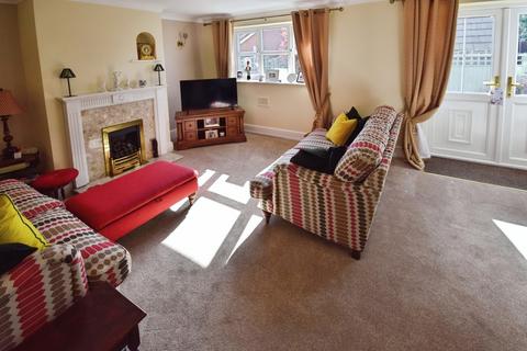 3 bedroom townhouse to rent, Beaumont Court, The Bridle Path