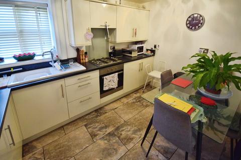 3 bedroom townhouse to rent, Beaumont Court, The Bridle Path