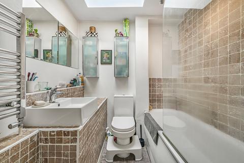 2 bedroom flat for sale, Clapham Common South Side, London, SW4
