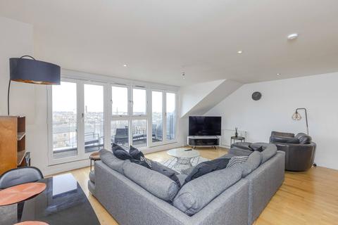 2 bedroom penthouse to rent, Easter Road, Edinburgh