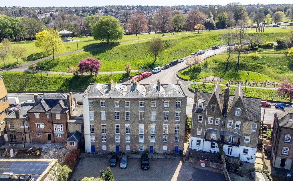 New Road Avenue, Chatham 2 bed maisonette for sale - £250,000