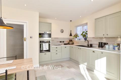 4 bedroom detached house for sale, Wallace Avenue, Worthing BN11