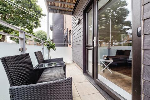 2 bedroom flat for sale, Dunningford Close, Hornchurch, RM12