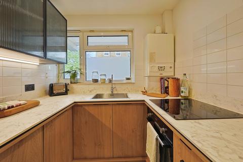 2 bedroom flat for sale, Shuttleworth Road, London, SW11